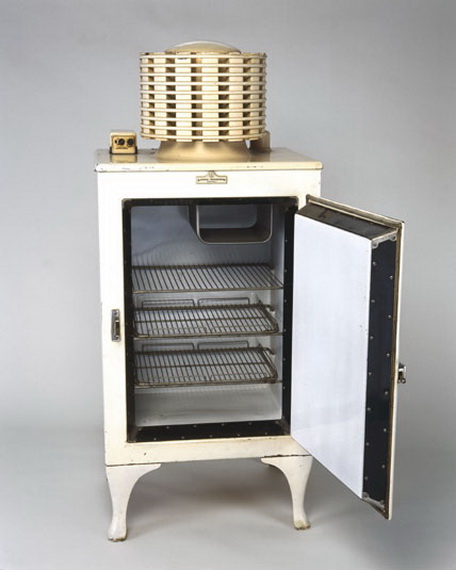 Один из первых бытовых холодильников (GE, 1934 г.). Компрессор расположен над шкафом с продуктами 