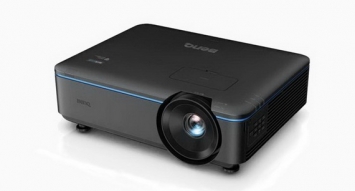 BenQ LU895 UST: возле самой стены